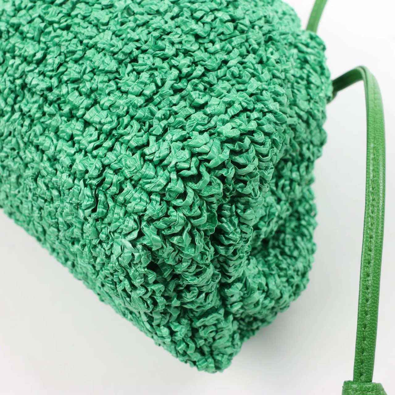 Bottega Veneta Bottega Veneta The Pouch Mini Raffia x Leather Crossbody bag in Green Groen
