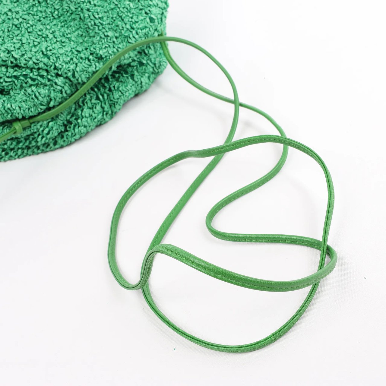 Bottega Veneta Bottega Veneta The Pouch Mini Raffia x Leather Crossbody bag in Green Groen