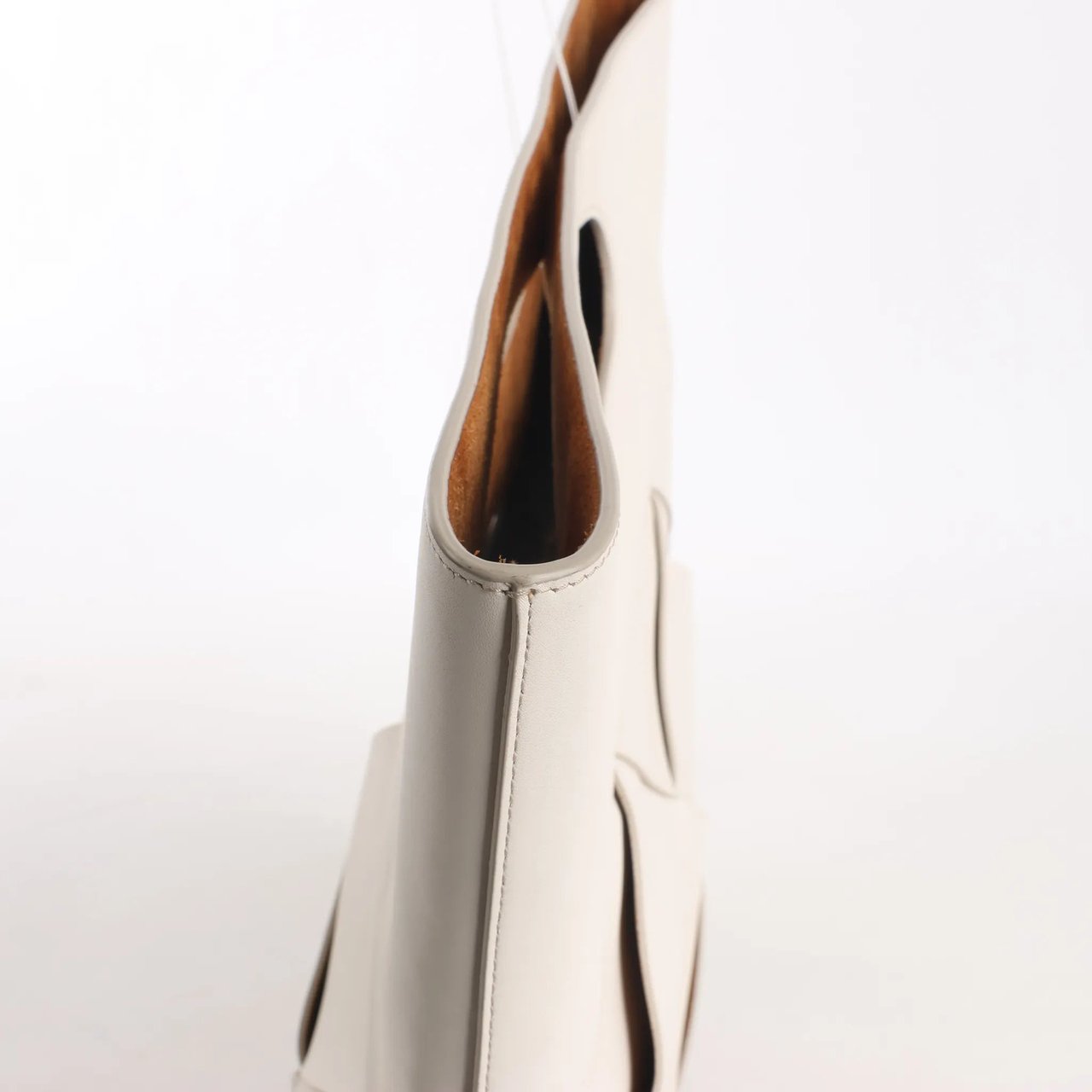 Bottega Veneta Bottega Veneta Slip Maxi Intrecciato Leather Handbag in White Wit