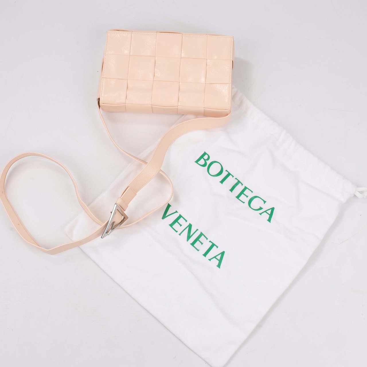 Bottega Veneta Bottega Veneta Maxi Intrecciato Cassette Leather Shoulder Bag in Powder Beige Beige