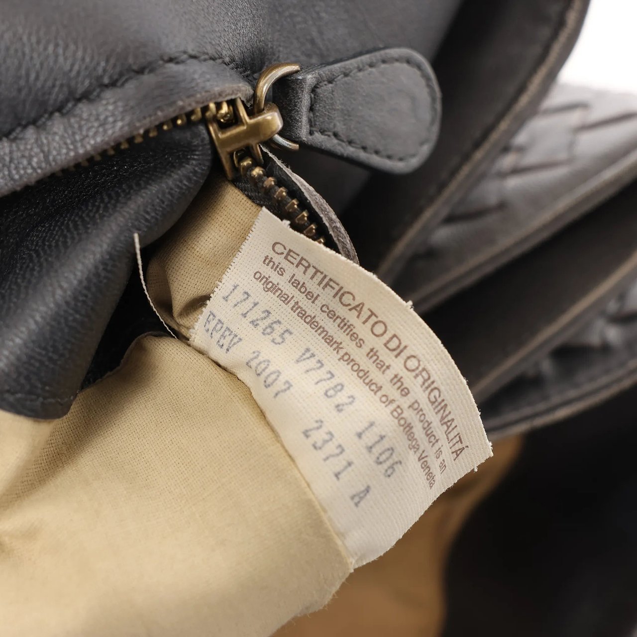 Bottega Veneta Bottega Veneta Intrecciato Roma Leather Handbag in Gray Grijs