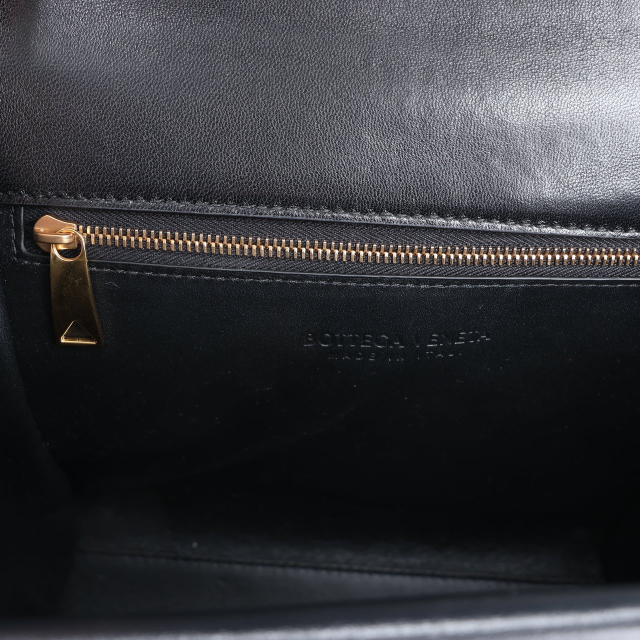 Bottega Veneta Bottega Veneta Box Calfskin Nappa Clip Shoulder Bag in Black Zwart