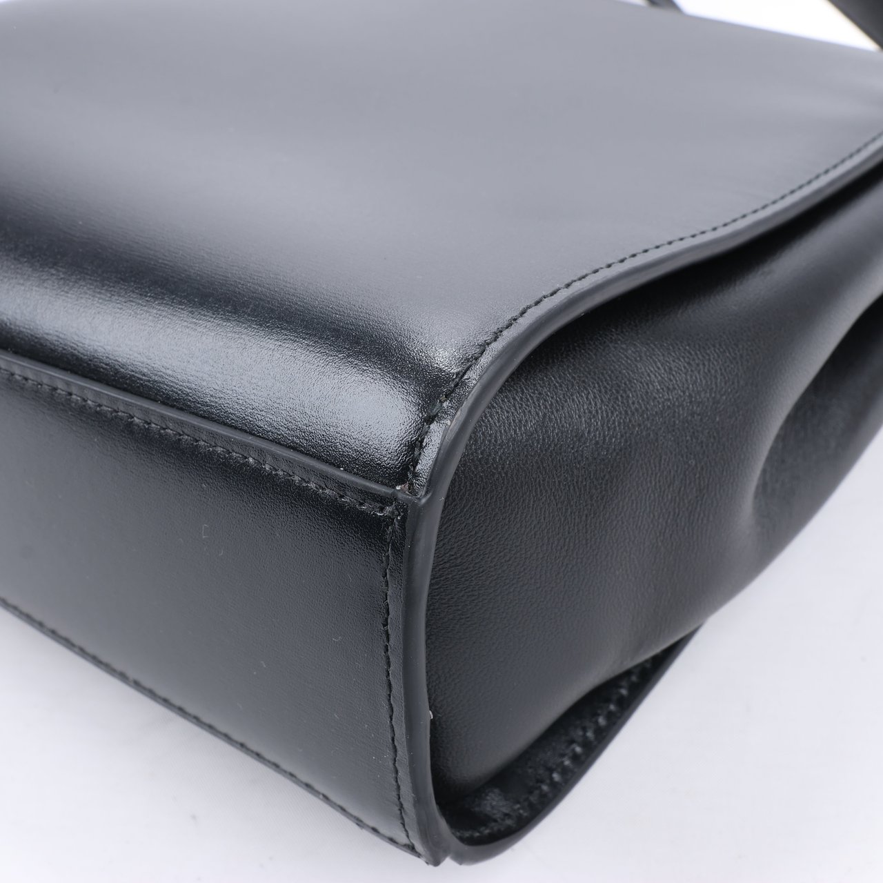 Bottega Veneta Bottega Veneta Box Calfskin Nappa Clip Shoulder Bag in Black Zwart