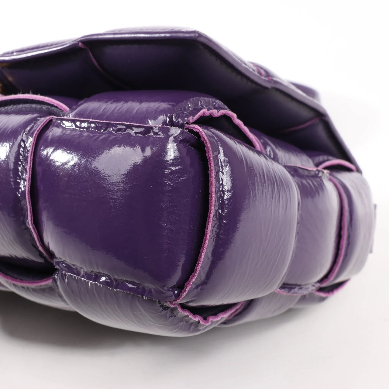 Bottega Veneta Bottega Veneta Padded Cassette Maxi Intrecciato Leather Shoulder Bag in Purple Paars
