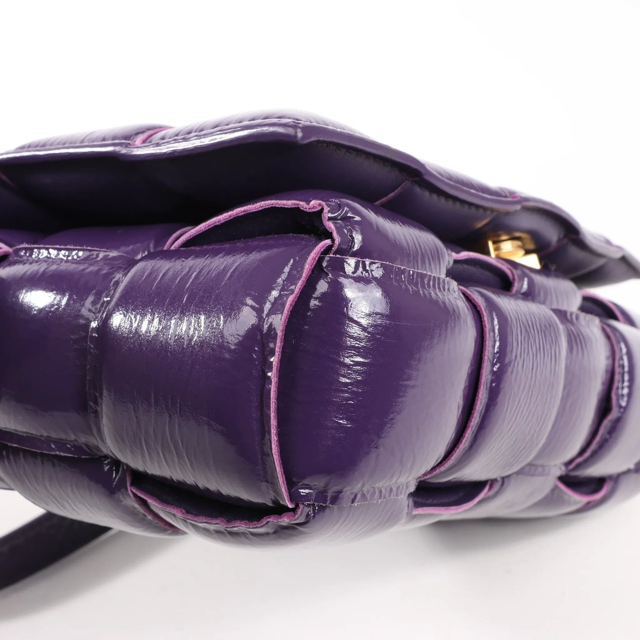 Bottega Veneta Bottega Veneta Padded Cassette Maxi Intrecciato Leather Shoulder Bag in Purple Paars