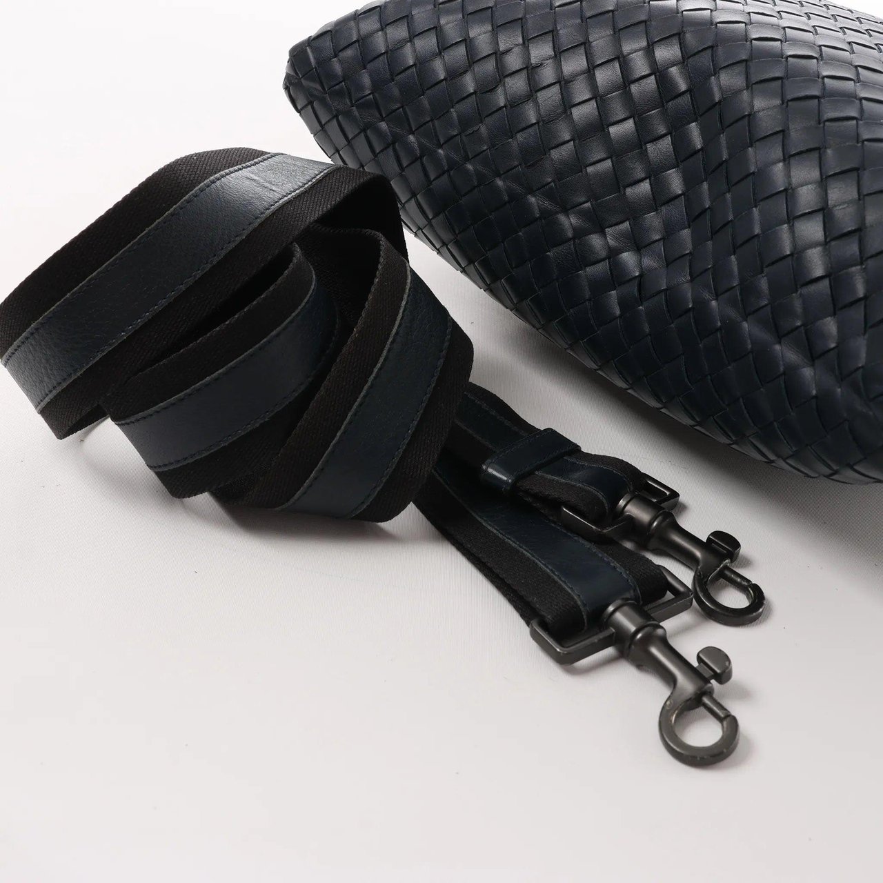 Bottega Veneta Bottega Veneta VN Intrecciato Crossbody Messenger Bag in Navy Blue Blauw