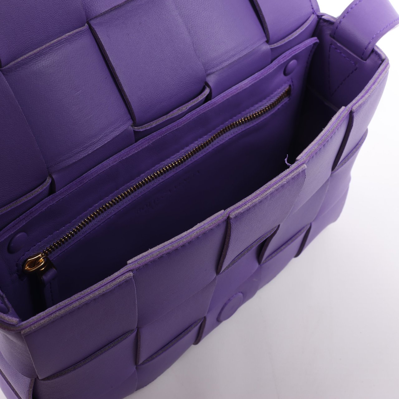 Bottega Veneta Bottega Veneta Maxi Intrecciato Cassette Leather Shoulder Bag in Purple Paars