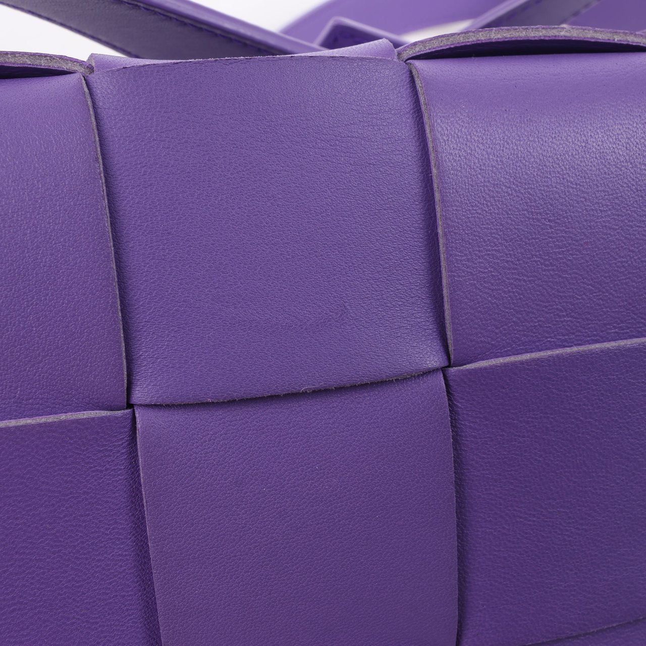 Bottega Veneta Bottega Veneta Maxi Intrecciato Cassette Leather Shoulder Bag in Purple Paars