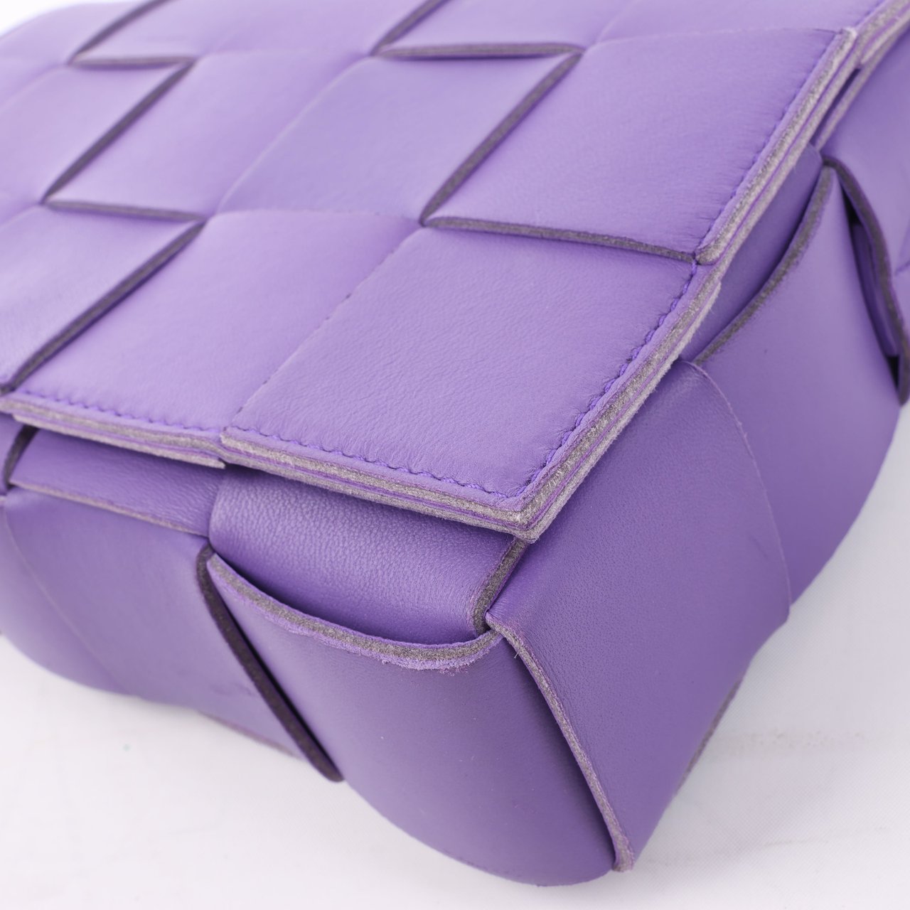 Bottega Veneta Bottega Veneta Maxi Intrecciato Cassette Leather Shoulder Bag in Purple Paars