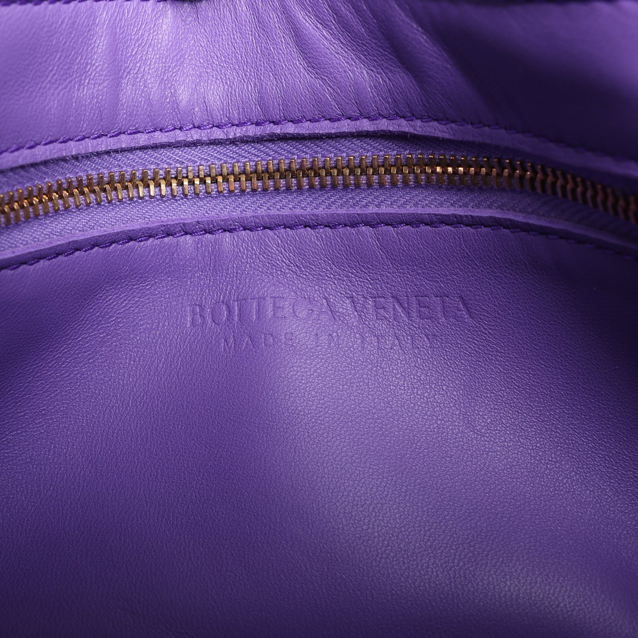 Bottega Veneta Bottega Veneta Maxi Intrecciato Cassette Leather Shoulder Bag in Purple Paars