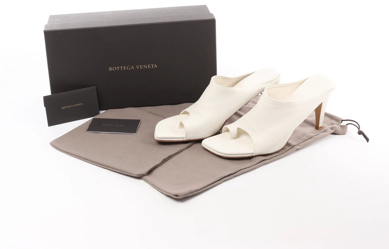 Bottega Veneta Bottega Veneta Mule Heel Toe Ring Leather in White, Size 39 EU Wit