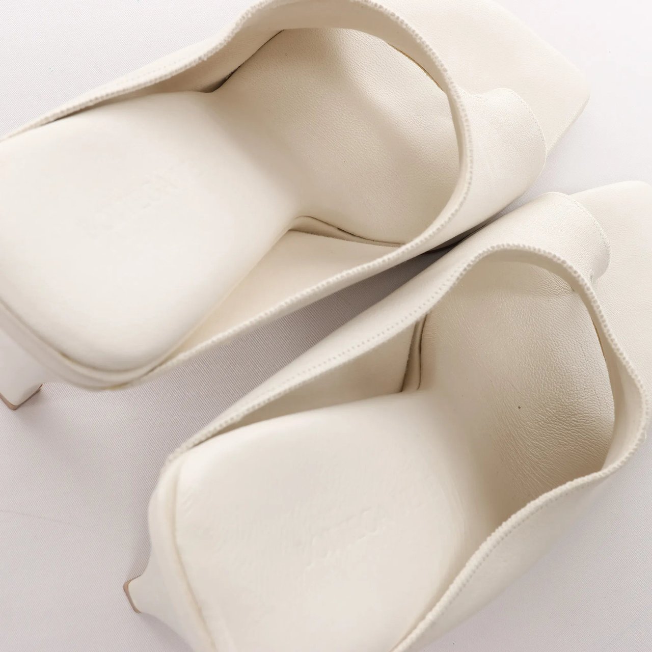 Bottega Veneta Bottega Veneta Mule Heel Toe Ring Leather in White, Size 39 EU Wit