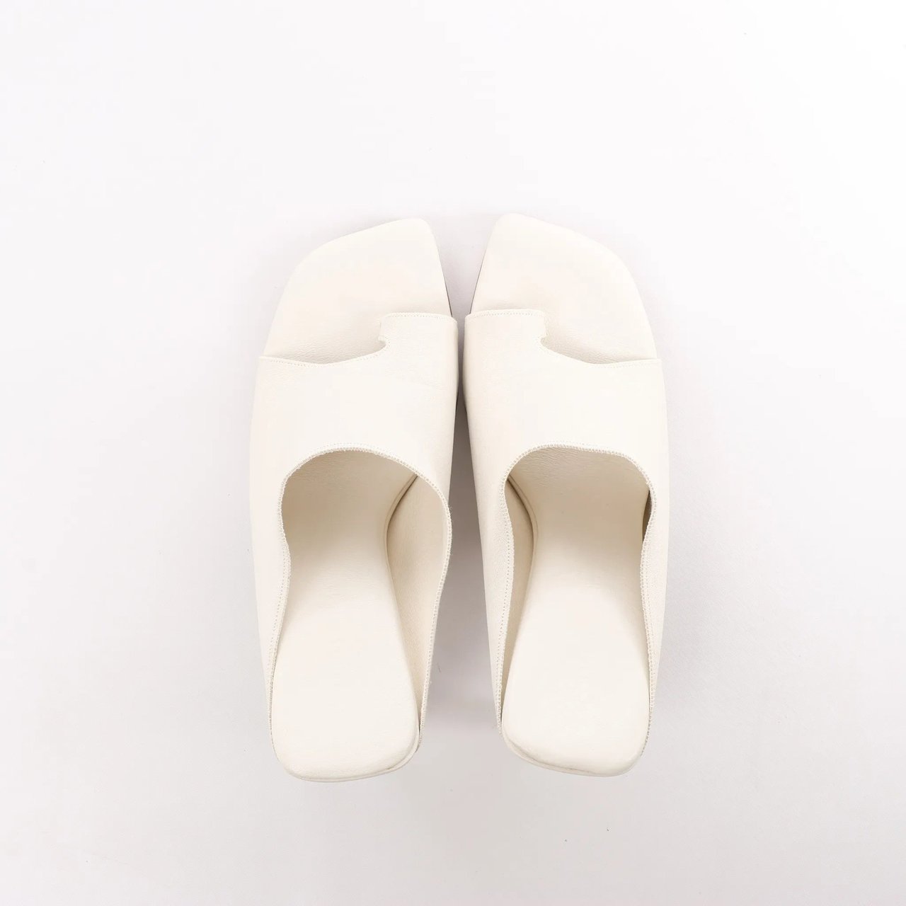 Bottega Veneta Bottega Veneta Mule Heel Toe Ring Leather in White, Size 39 EU Wit