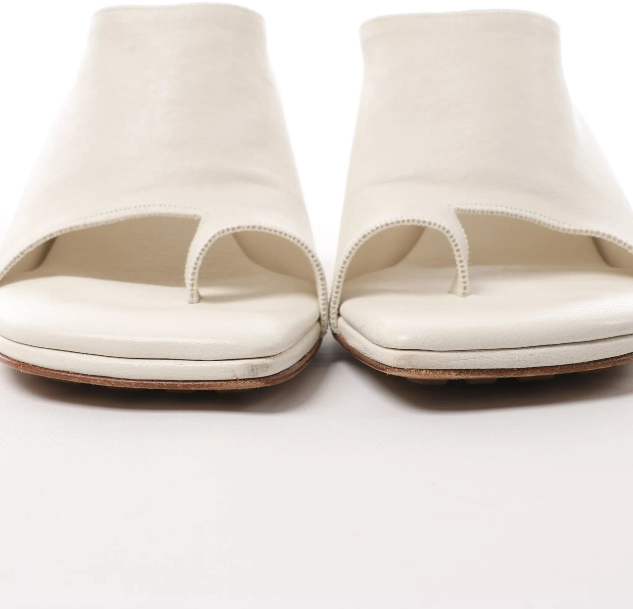 Bottega Veneta Bottega Veneta Mule Heel Toe Ring Leather in White, Size 39 EU Wit