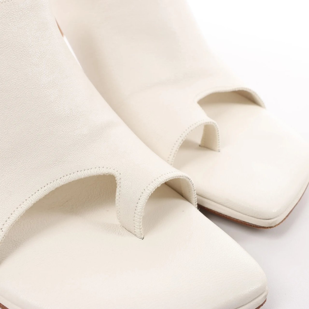 Bottega Veneta Bottega Veneta Mule Heel Toe Ring Leather in White, Size 39 EU Wit