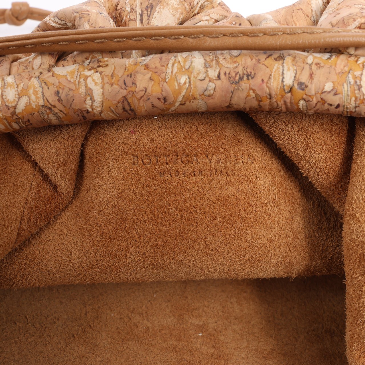 Bottega Veneta Bottega Veneta Mini The Pouch 20 Cork Crossbody bag in Beige Beige