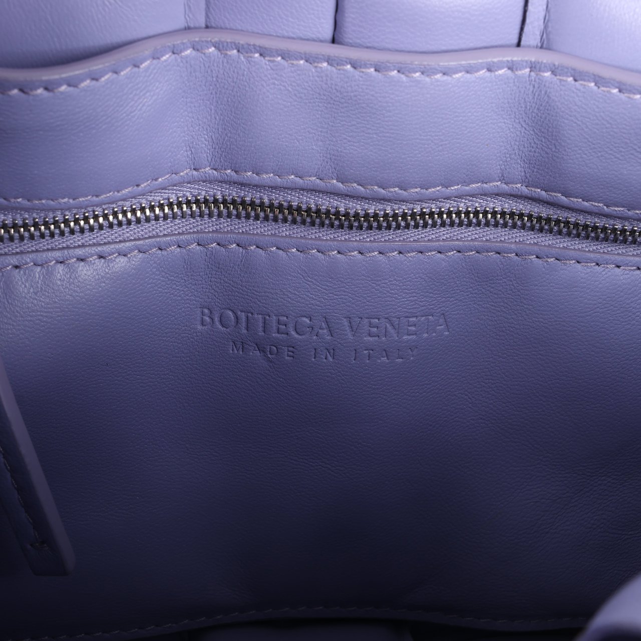 Bottega Veneta Bottega Veneta Padded Cassette Maxi Intrecciato Leather Shoulder Bag in Purple Paars