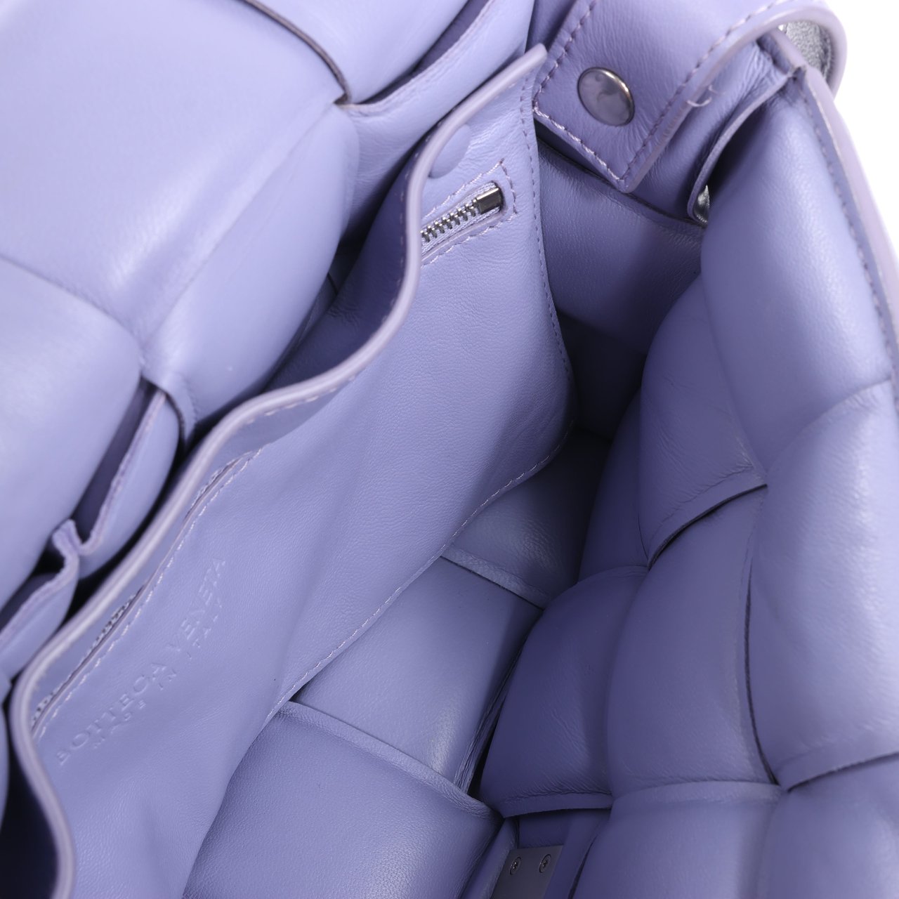 Bottega Veneta Bottega Veneta Padded Cassette Maxi Intrecciato Leather Shoulder Bag in Purple Paars