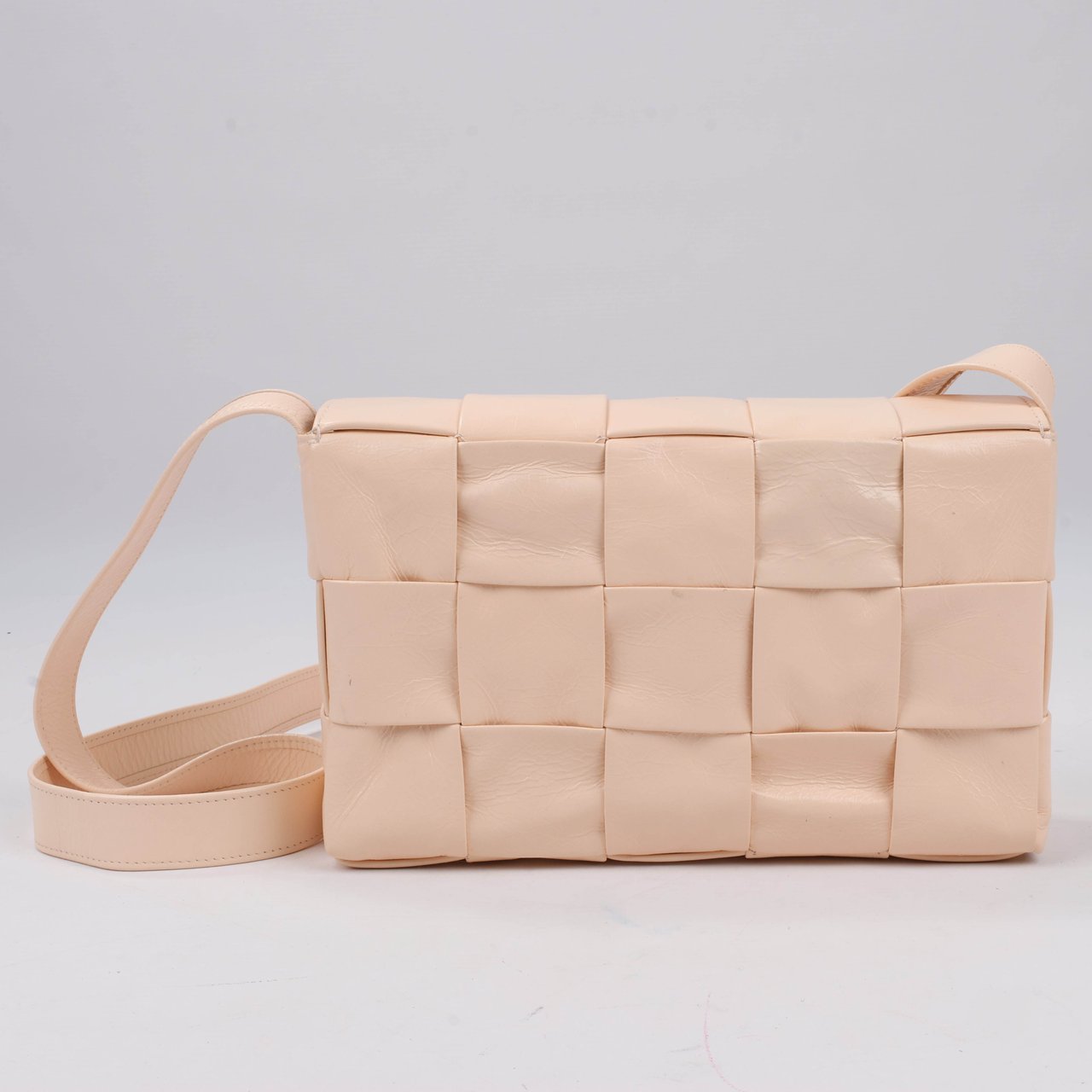 Bottega Veneta Bottega Veneta Maxi Intrecciato Cassette Leather Shoulder Bag in Powder Beige Beige