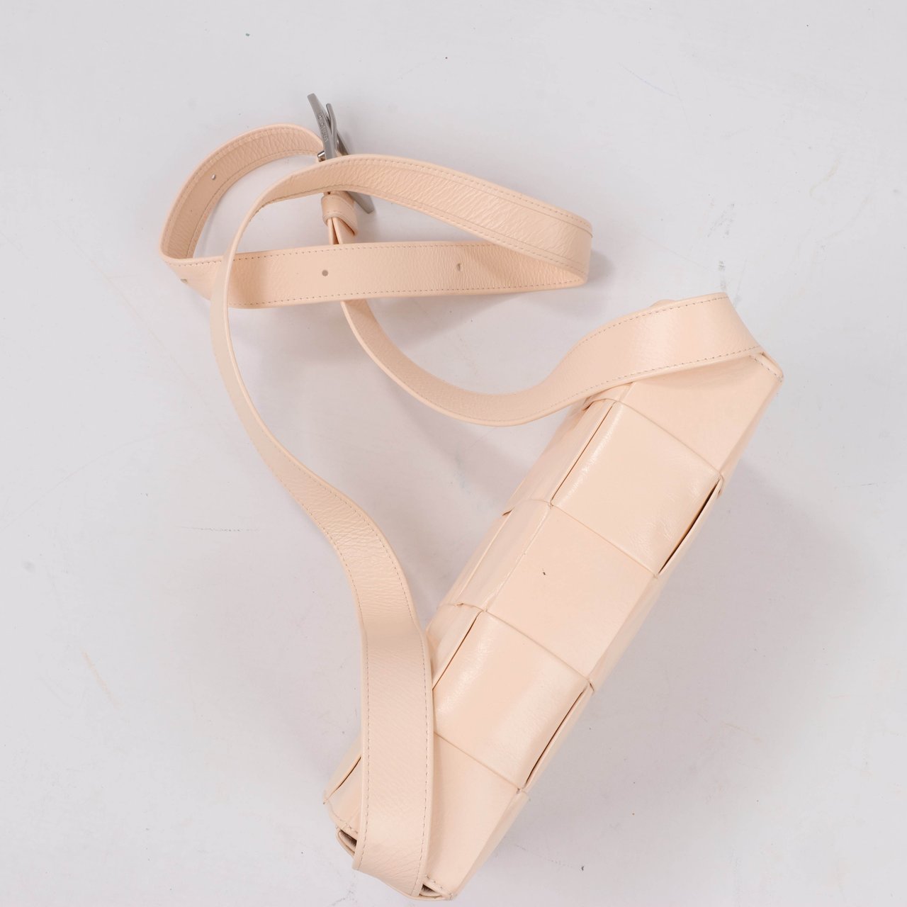 Bottega Veneta Bottega Veneta Maxi Intrecciato Cassette Leather Shoulder Bag in Powder Beige Beige
