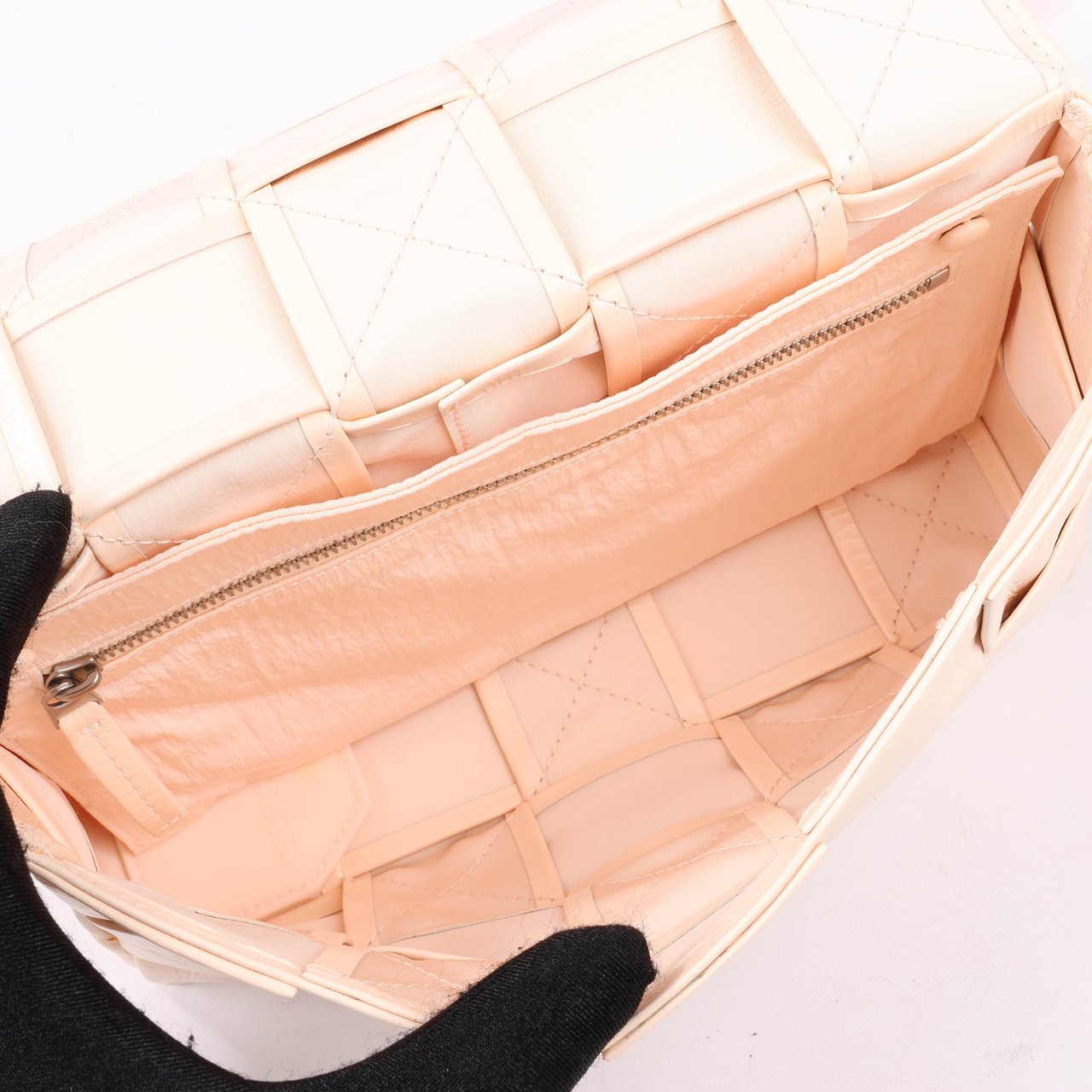 Bottega Veneta Bottega Veneta Maxi Intrecciato Cassette Leather Shoulder Bag in Powder Beige Beige