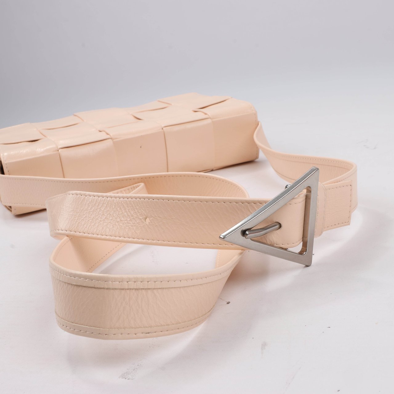 Bottega Veneta Bottega Veneta Maxi Intrecciato Cassette Leather Shoulder Bag in Powder Beige Beige