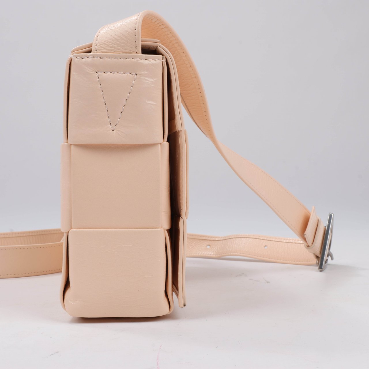Bottega Veneta Bottega Veneta Maxi Intrecciato Cassette Leather Shoulder Bag in Powder Beige Beige