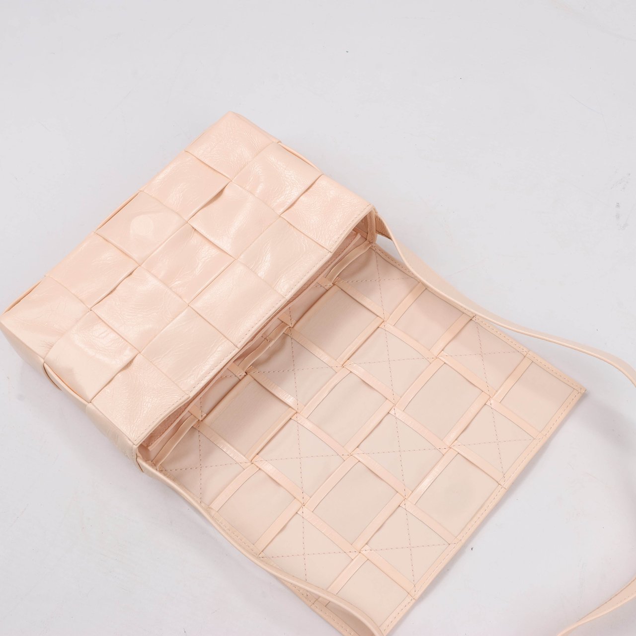 Bottega Veneta Bottega Veneta Maxi Intrecciato Cassette Leather Shoulder Bag in Powder Beige Beige
