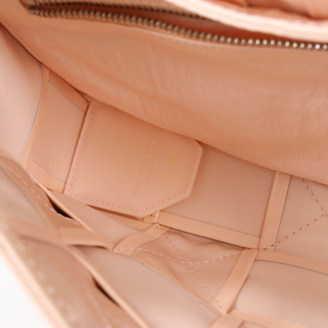 Bottega Veneta Bottega Veneta Maxi Intrecciato Cassette Leather Shoulder Bag in Powder Beige Beige