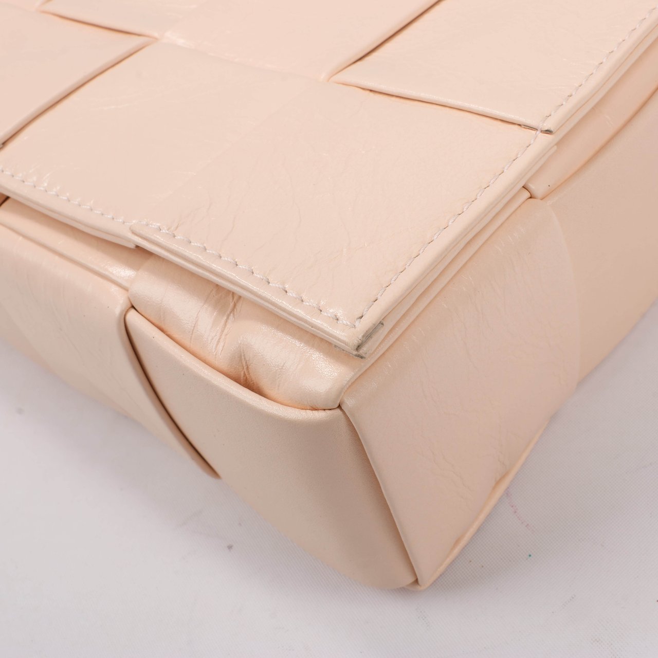 Bottega Veneta Bottega Veneta Maxi Intrecciato Cassette Leather Shoulder Bag in Powder Beige Beige