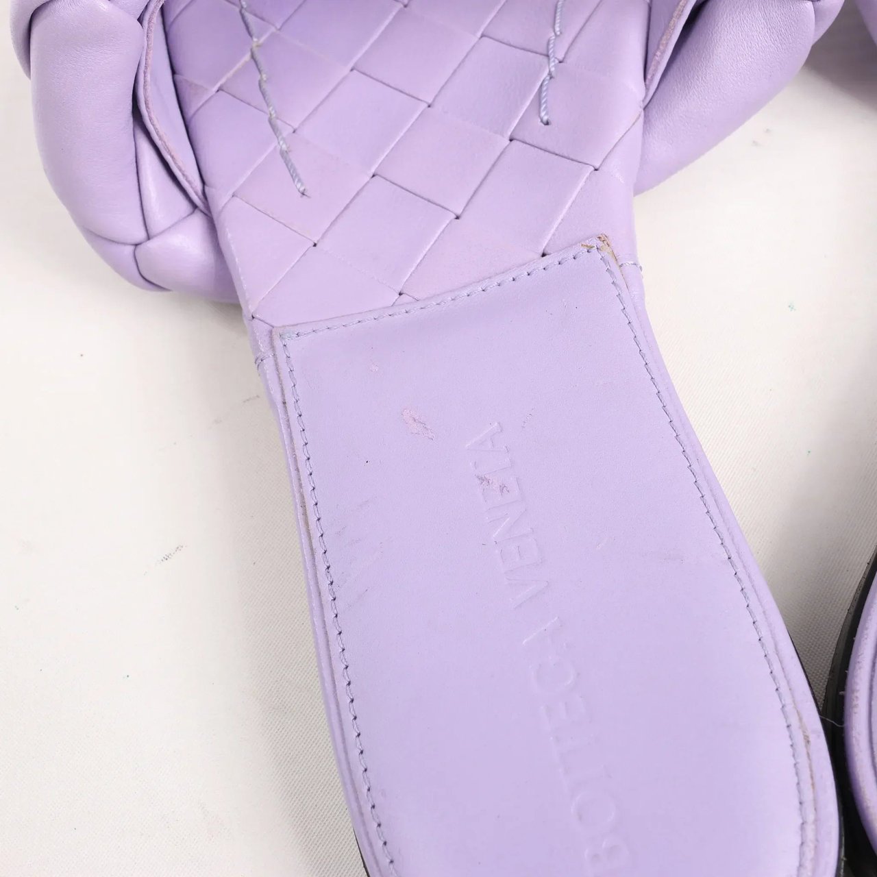 Bottega Veneta Lido Intrecciato Leather Sandals in Purple, Size 37 EU Paars
