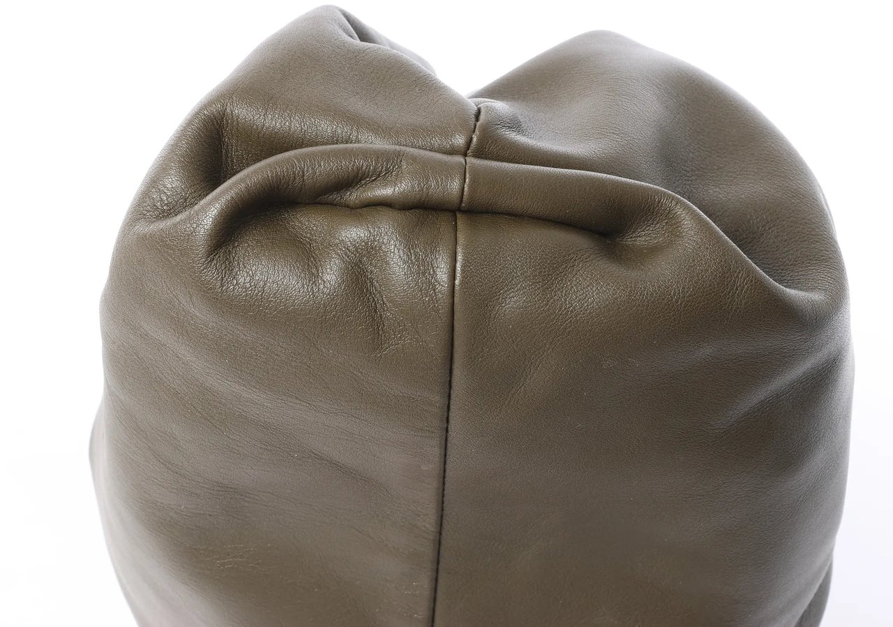 Bottega Veneta The Pouch Oversize Leather Clutch Bag in Green Groen