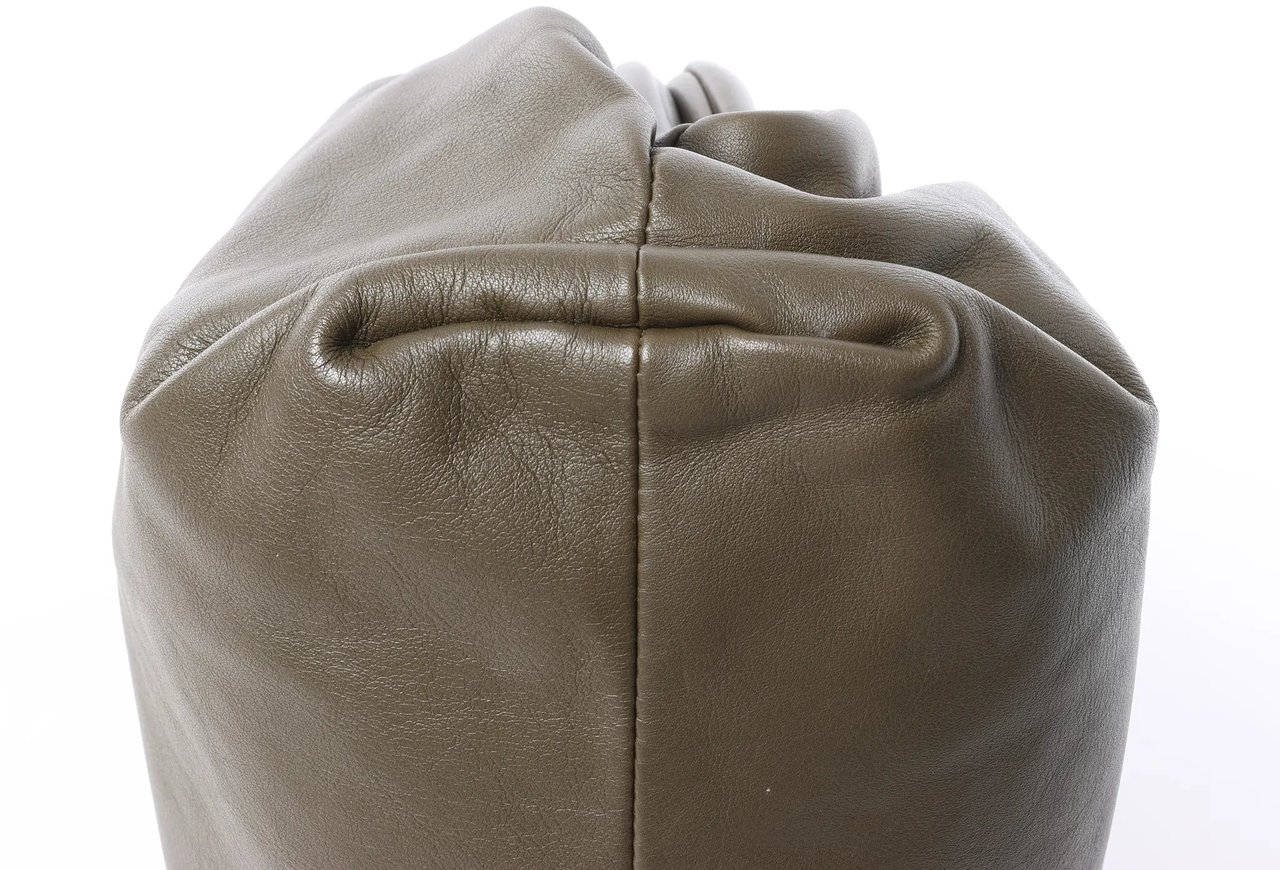 Bottega Veneta The Pouch Oversize Leather Clutch Bag in Green Groen