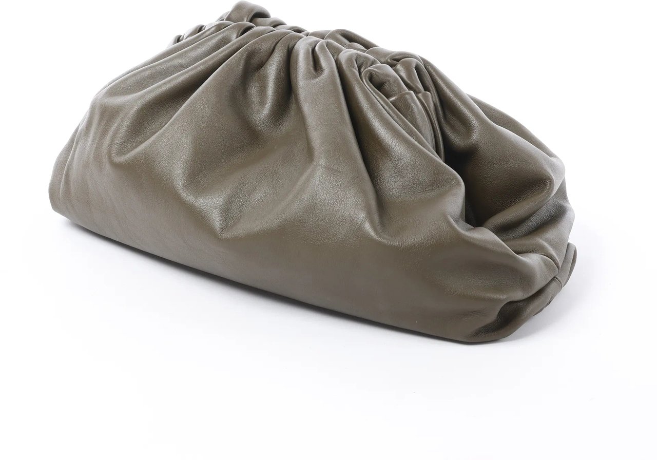 Bottega Veneta The Pouch Oversize Leather Clutch Bag in Green Groen