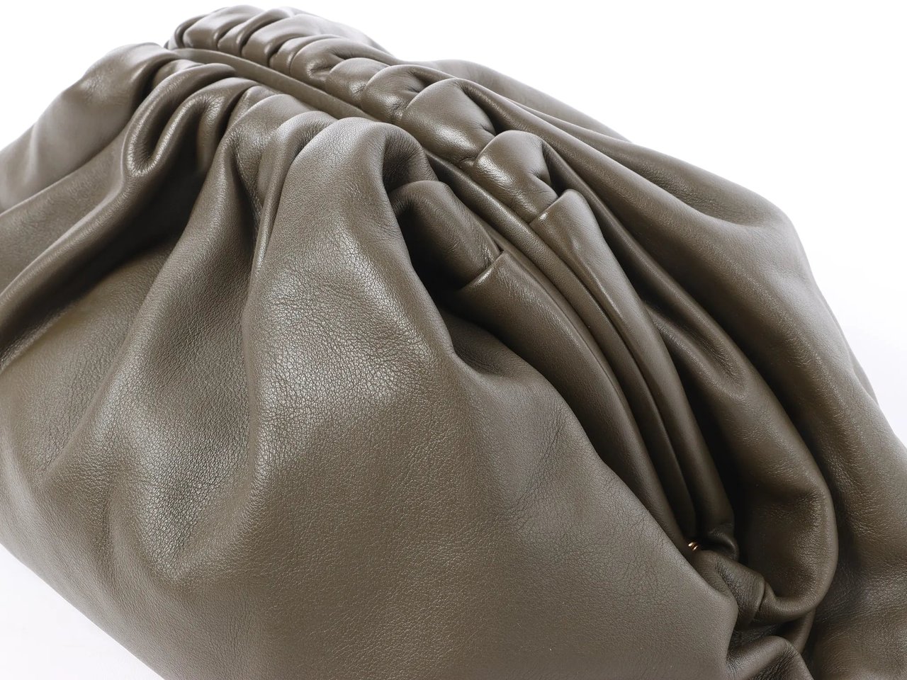 Bottega Veneta The Pouch Oversize Leather Clutch Bag in Green Groen