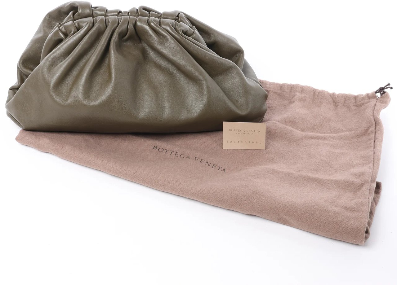 Bottega Veneta The Pouch Oversize Leather Clutch Bag in Green Groen