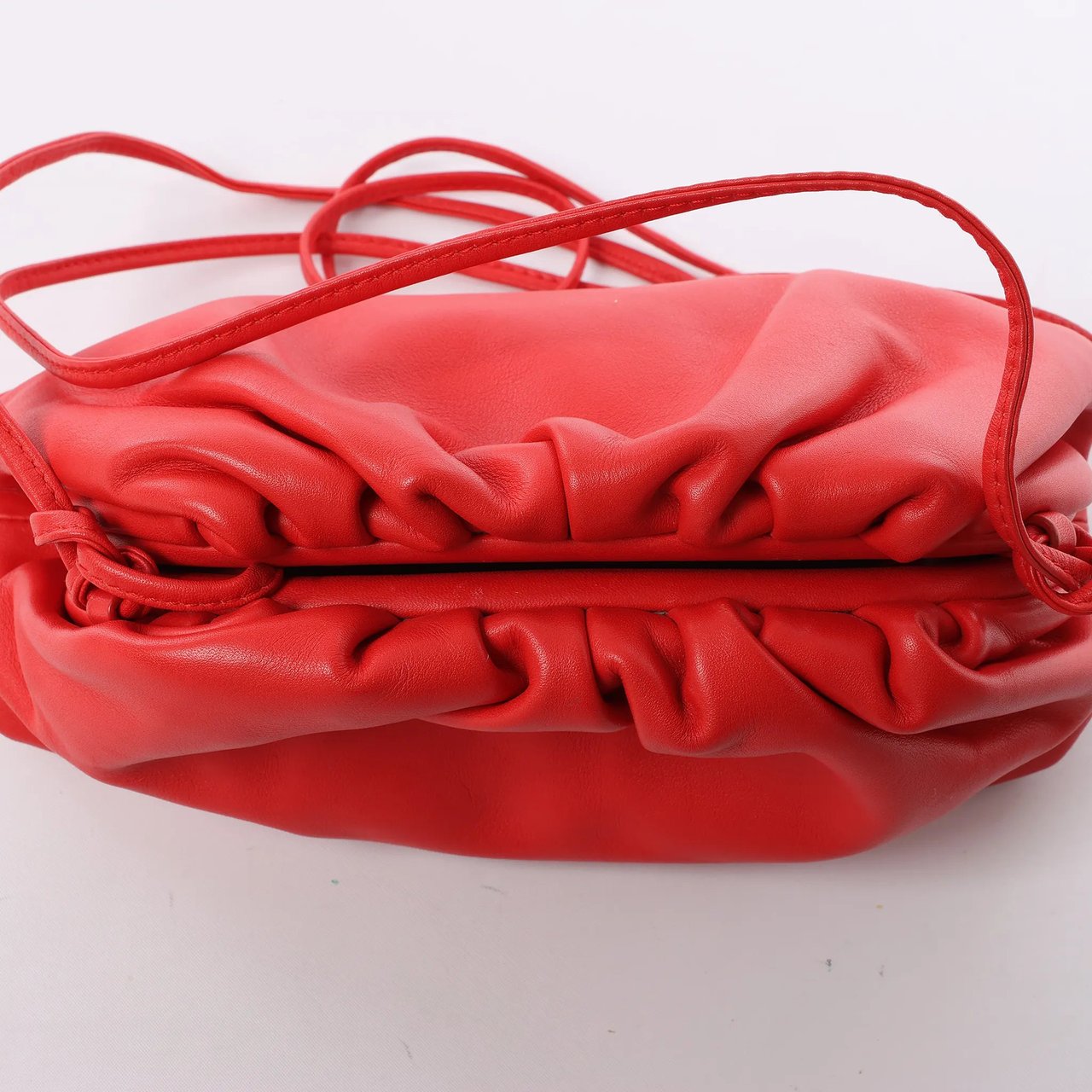 Bottega Veneta Mini The Pouch Leather Crossbody bag in Red Rood