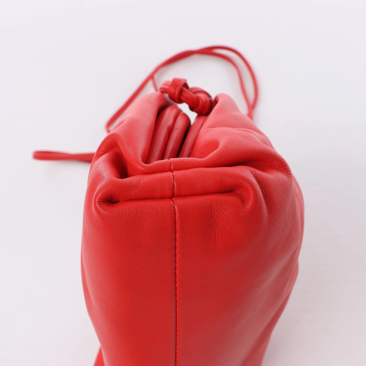 Bottega Veneta Mini The Pouch Leather Crossbody bag in Red Rood