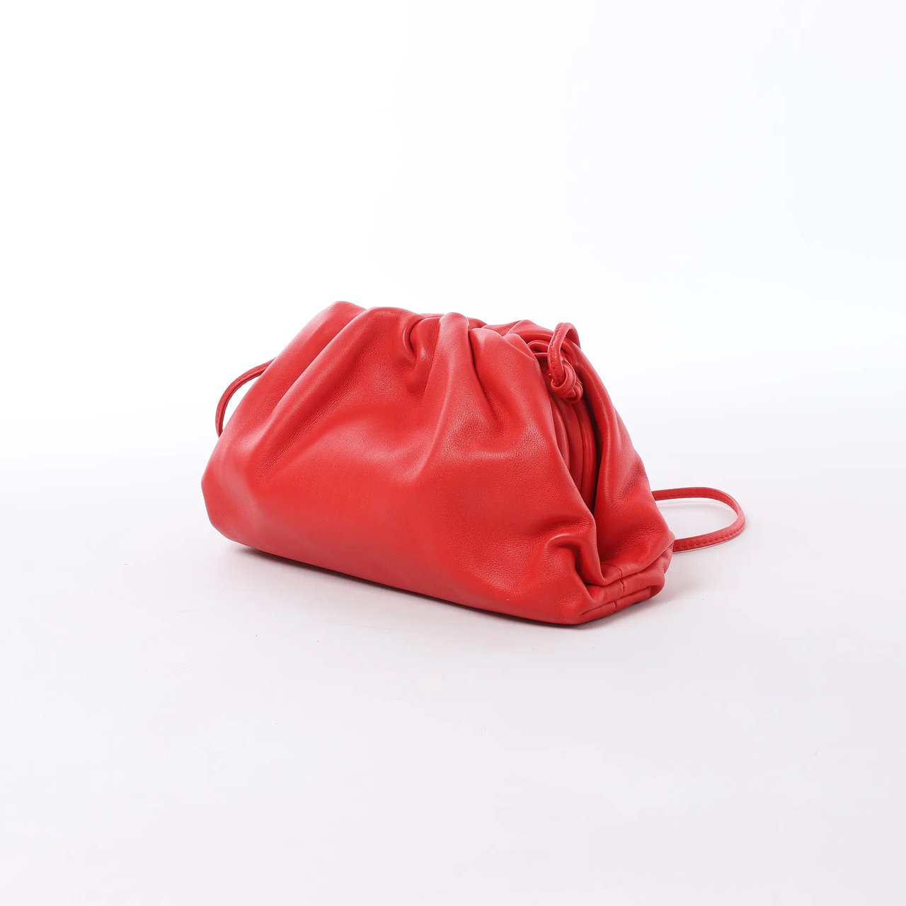 Bottega Veneta Mini The Pouch Leather Crossbody bag in Red Rood