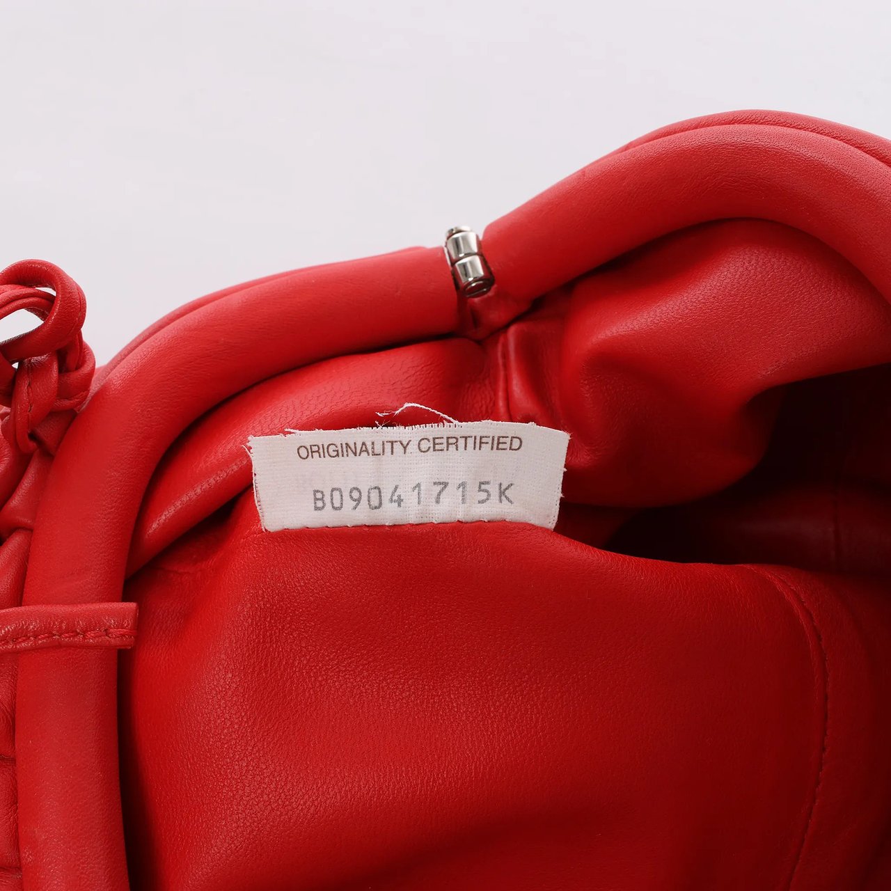 Bottega Veneta Mini The Pouch Leather Crossbody bag in Red Rood
