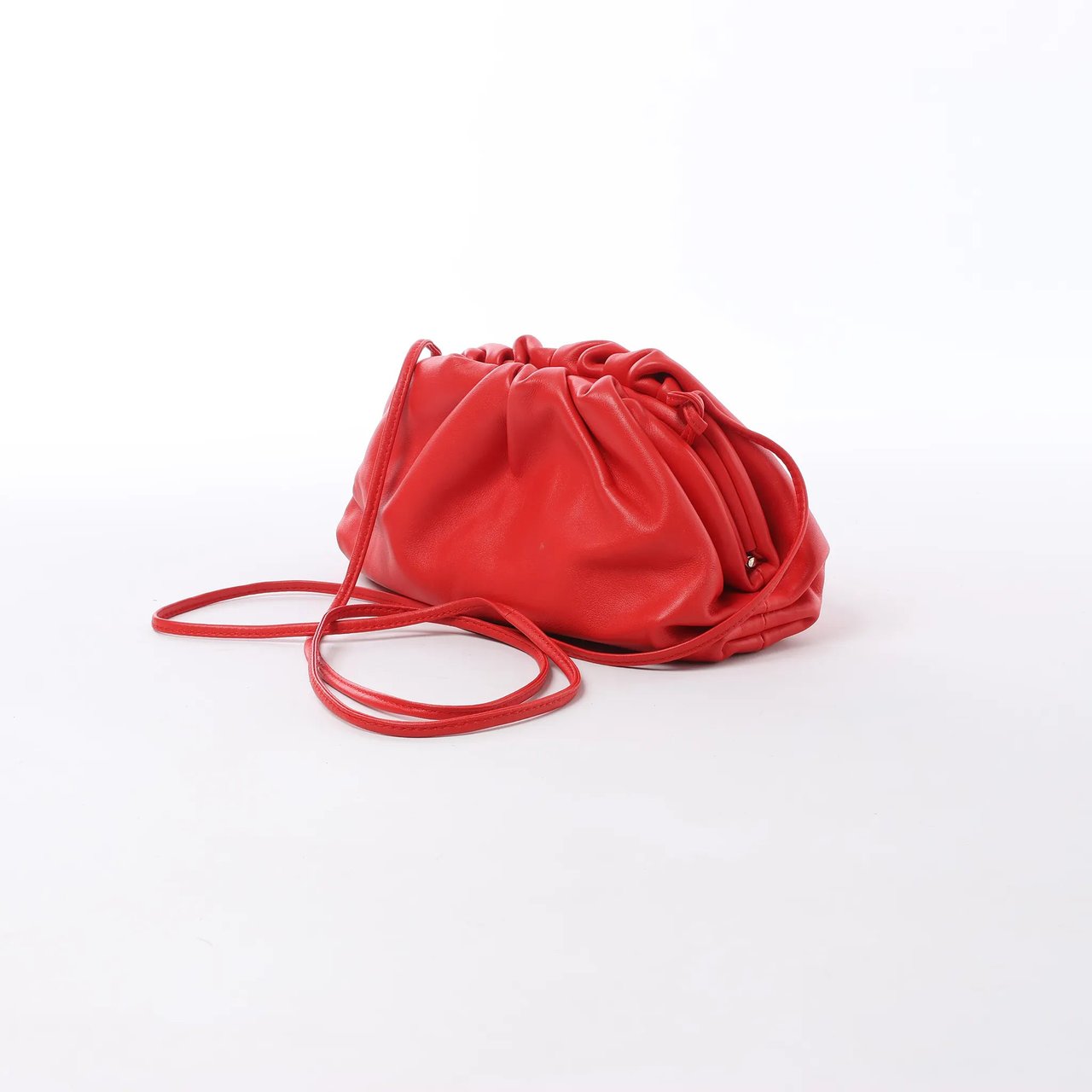 Bottega Veneta Mini The Pouch Leather Crossbody bag in Red Rood