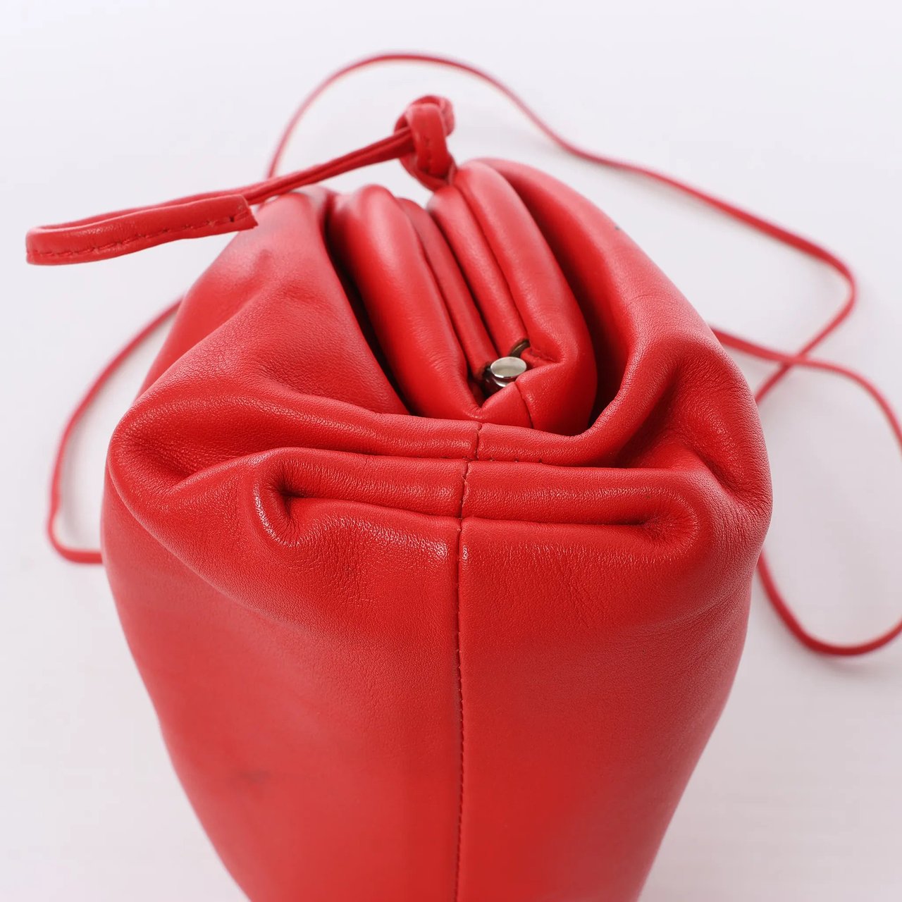Bottega Veneta Mini The Pouch Leather Crossbody bag in Red Rood