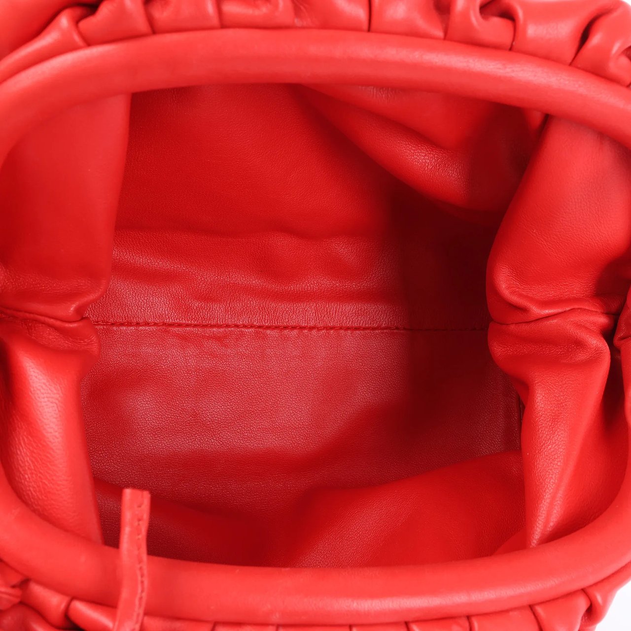 Bottega Veneta Mini The Pouch Leather Crossbody bag in Red Rood