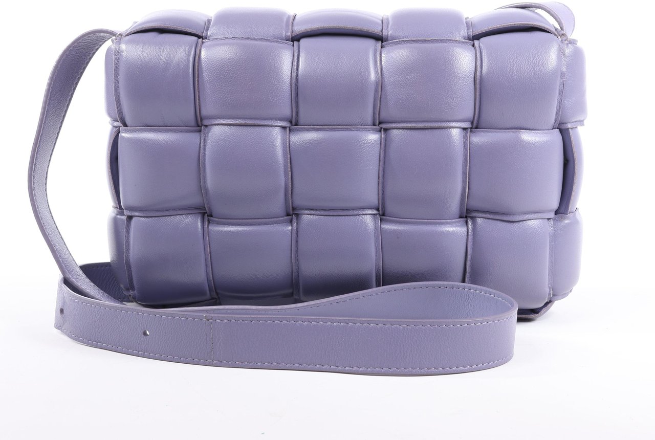 Bottega Veneta Padded Cassette Maxi Intrecciato Leather Shoulder Bag in Purple Paars