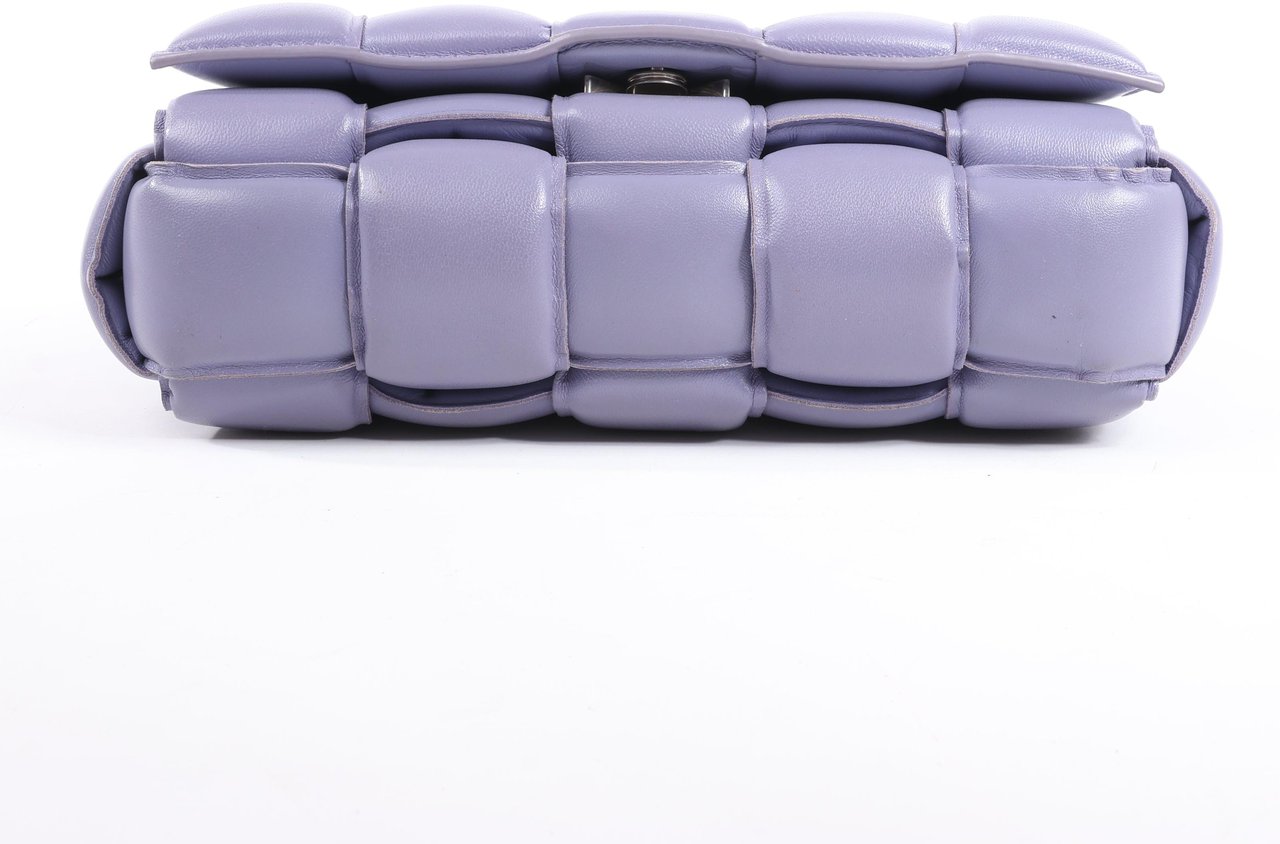 Bottega Veneta Padded Cassette Maxi Intrecciato Leather Shoulder Bag in Purple Paars