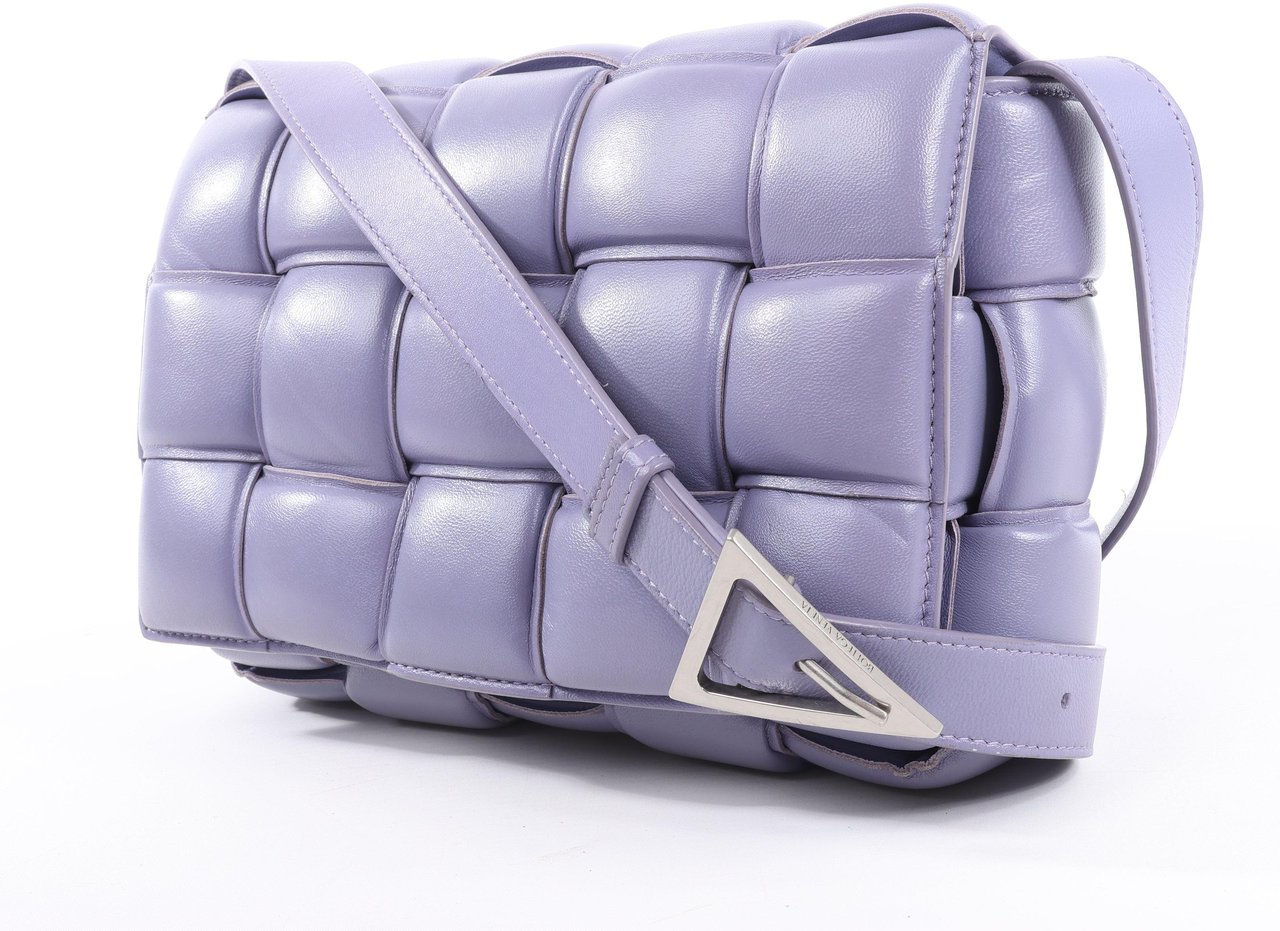 Bottega Veneta Padded Cassette Maxi Intrecciato Leather Shoulder Bag in Purple Paars
