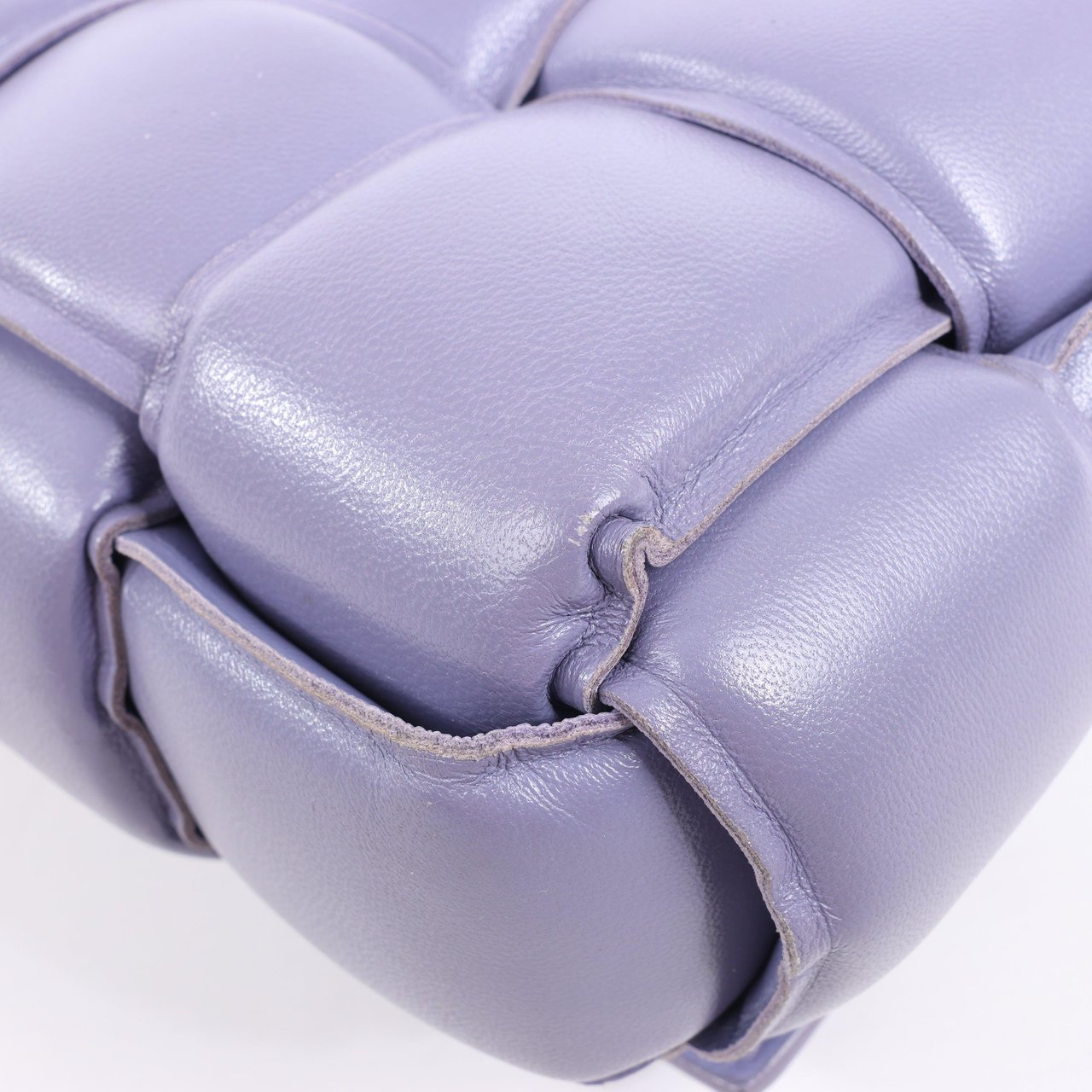 Bottega Veneta Padded Cassette Maxi Intrecciato Leather Shoulder Bag in Purple Paars