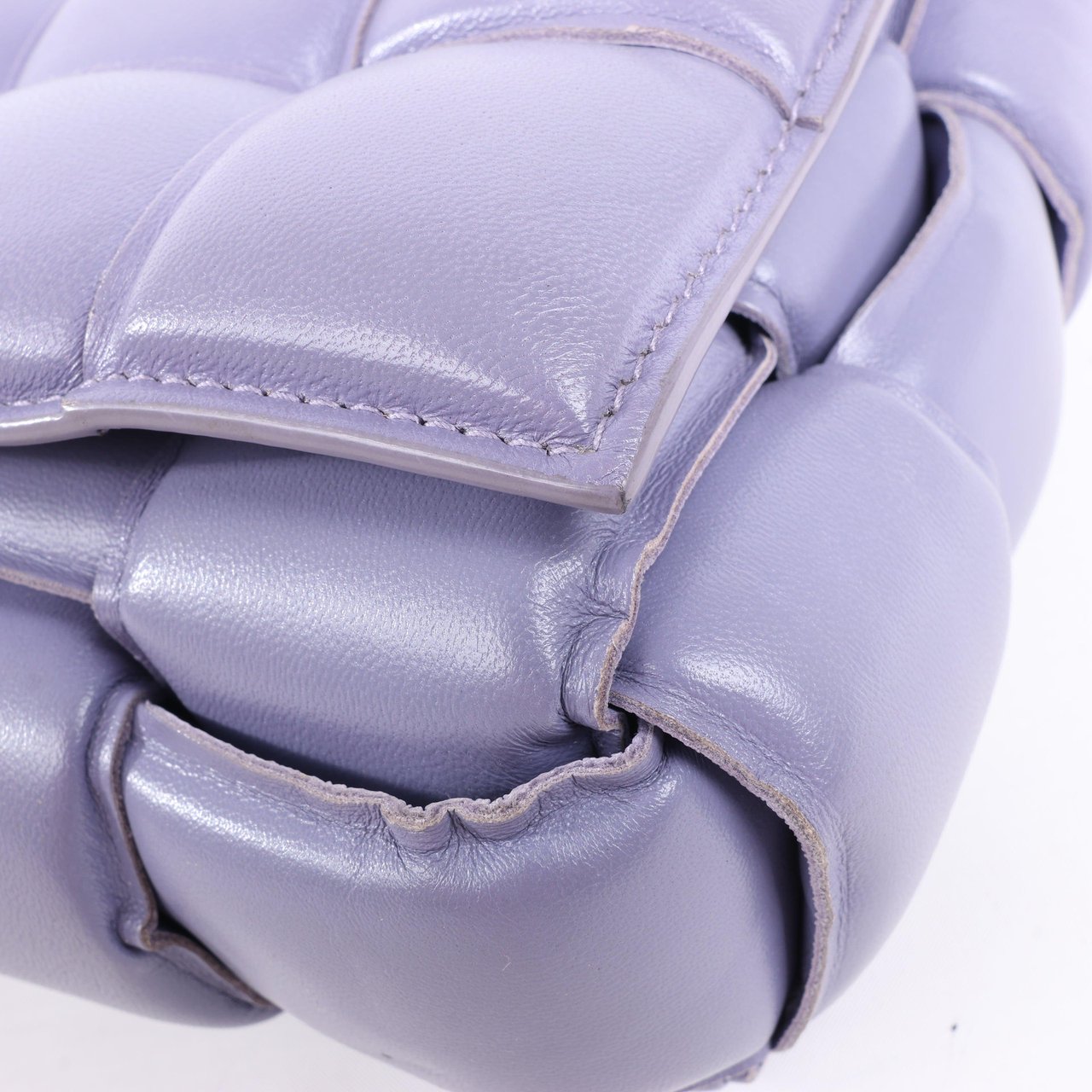 Bottega Veneta Padded Cassette Maxi Intrecciato Leather Shoulder Bag in Purple Paars