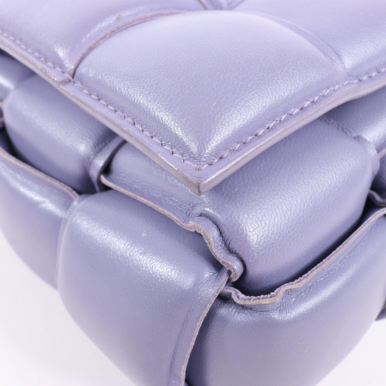 Bottega Veneta Padded Cassette Maxi Intrecciato Leather Shoulder Bag in Purple Paars