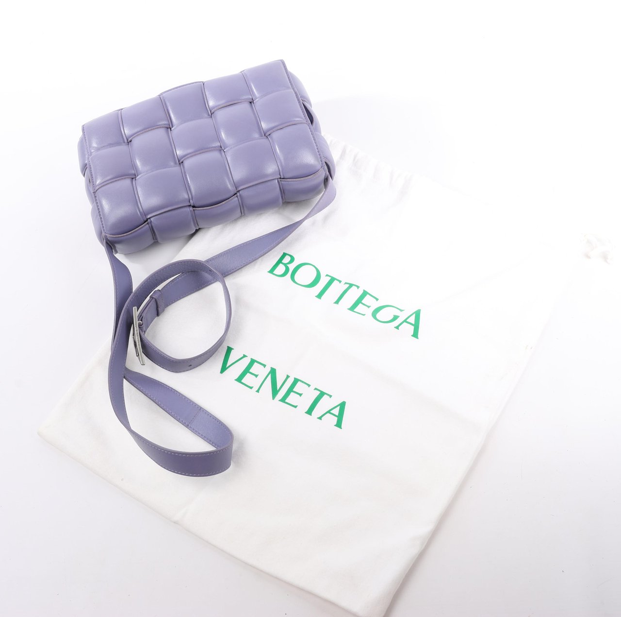 Bottega Veneta Padded Cassette Maxi Intrecciato Leather Shoulder Bag in Purple Paars